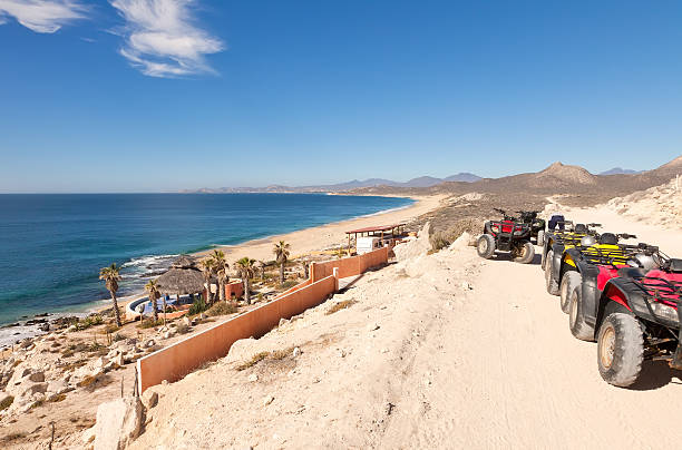 atv trail a los cabos, messico - off road vehicle quadbike desert dirt road foto e immagini stock