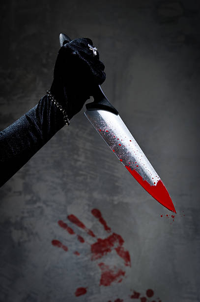 mujer de la mano con sangrientos cuchilla - blood human hand women murder fotografías e imágenes de stock
