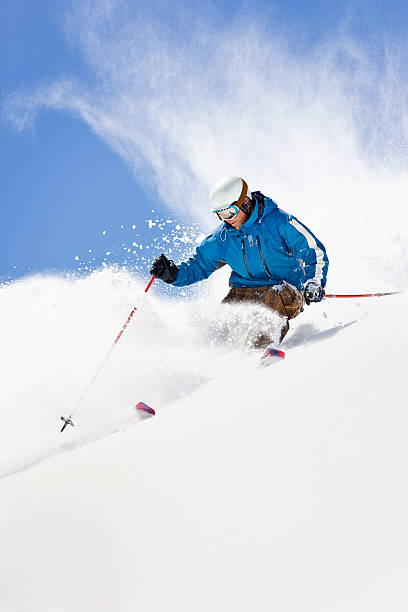 skifahren im pulverschnee von colorado blauen himmel - abfahrtslauf stock-fotos und bilder