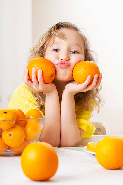 dziecko z pomarańczy - smiling single object photography orange zdjęcia i obrazy z banku zdjęć