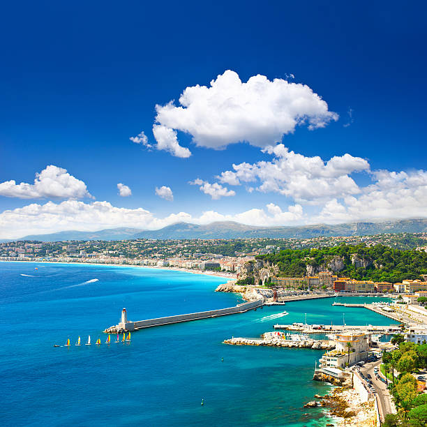 resort com vista do mar mediterrâneo, nice cote d'azur, frança - city of nice france beach panoramic - fotografias e filmes do acervo