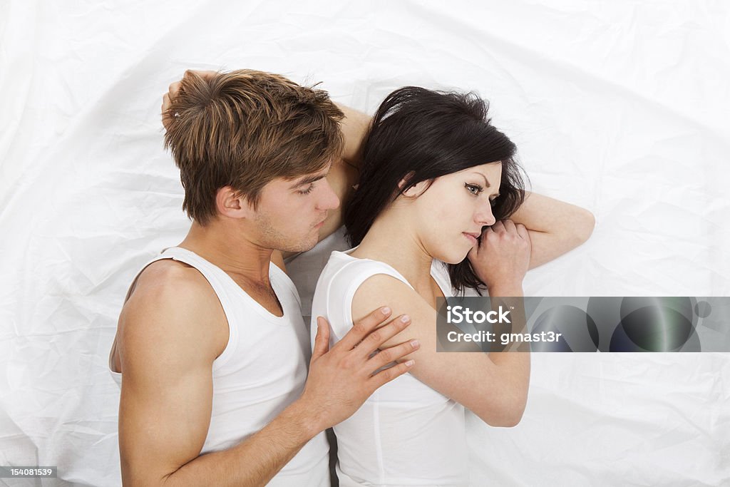 couple Allongé sur le lit - Photo de Femmes libre de droits