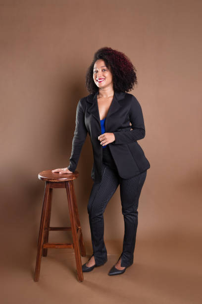 istock Young manager, elegant and beautiful, leaning on a wooden stool. 1540835344