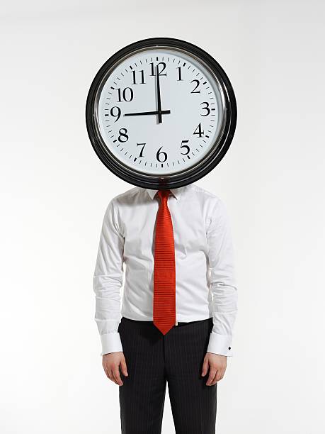 uomo d'affari con orologio nella parte anteriore delle teste - deadline personal organizer busy clock foto e immagini stock