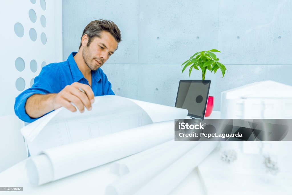 Architecte travaillant avec le plan - Photo de Hommes libre de droits