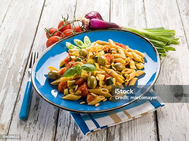 Foto de Frio Salada De Macarrão e mais fotos de stock de Abobrinha - Abobrinha, Alho, Azeitona