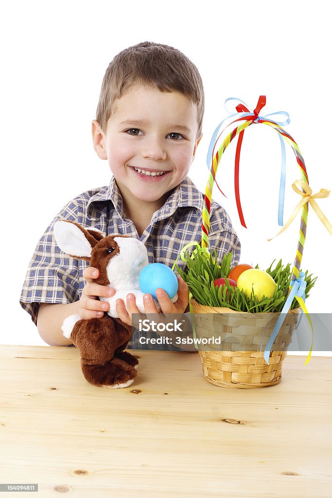 Ragazzo sorridente con le uova di Pasqua e bunny - Foto stock royalty-free di Allegro