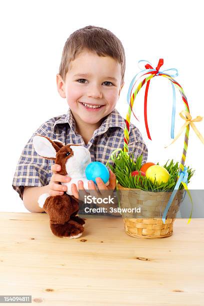 Ragazzo Sorridente Con Le Uova Di Pasqua E Bunny - Fotografie stock e altre immagini di Allegro - Allegro, Amicizia, Animale