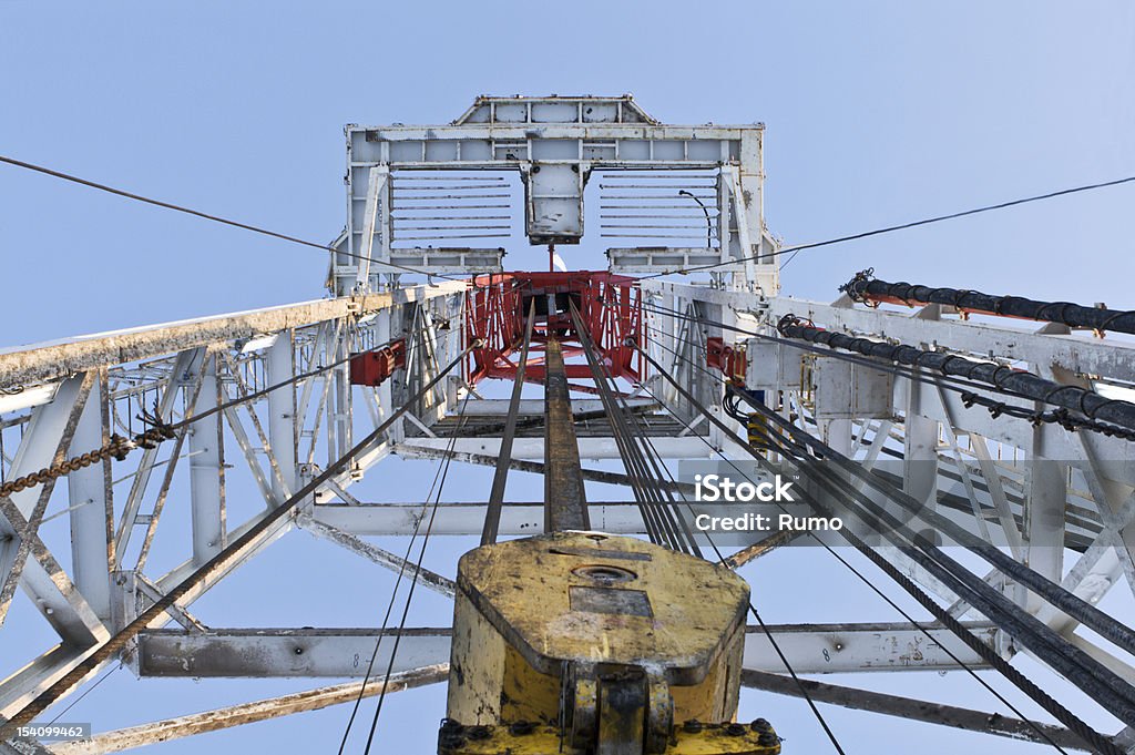 Mirando hacia arriba en el derrick - Foto de stock de Cable de acero libre de derechos