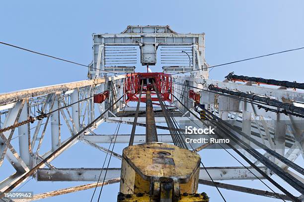 Mirando Hacia Arriba En El Derrick Foto de stock y más banco de imágenes de Cable de acero - Cable de acero, Taladro, Maquinaria