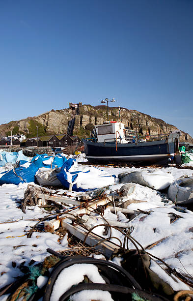 peschereccio barca da pesca settore hastings inverno - fishing boat trawler nautical vessel hastings england foto e immagini stock