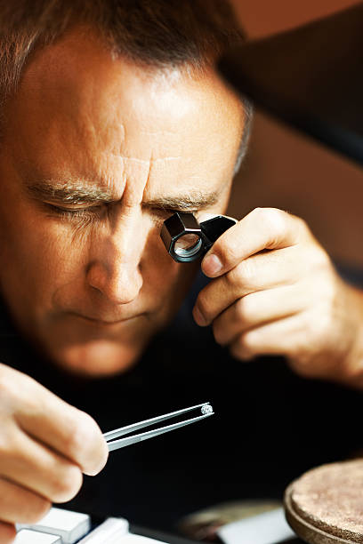 위한 결함 작업장에서 - diamond jeweller jewelry examining 뉴스 사진 이미지