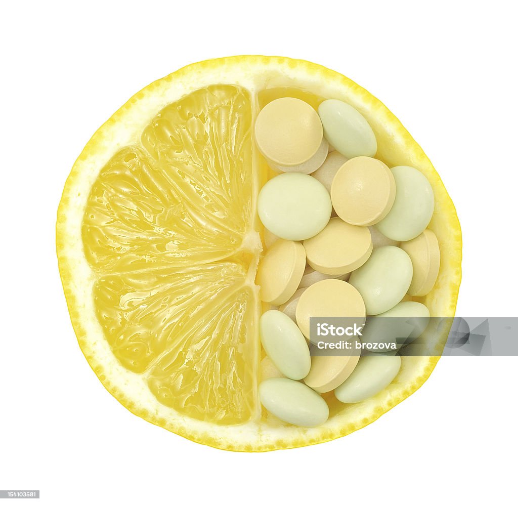 Gros plan de citron et de pilules isolés-notion de vitamine - Photo de Acide ascorbique libre de droits