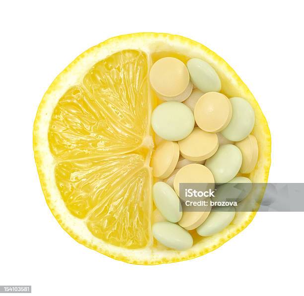 Photo libre de droit de Gros Plan De Citron Et De Pilules Isolésnotion De Vitamine banque d'images et plus d'images libres de droit de Acide ascorbique