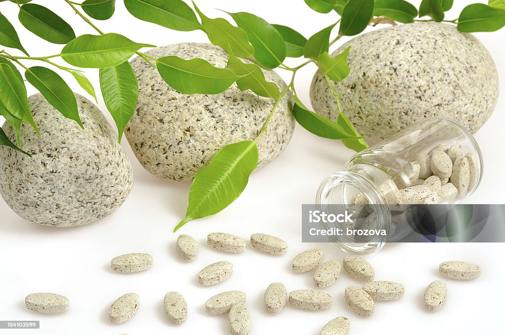 Suplemento pastillas de hierbas Derramando frasco – de medicina alternativa - Foto de stock de Arreglo libre de derechos