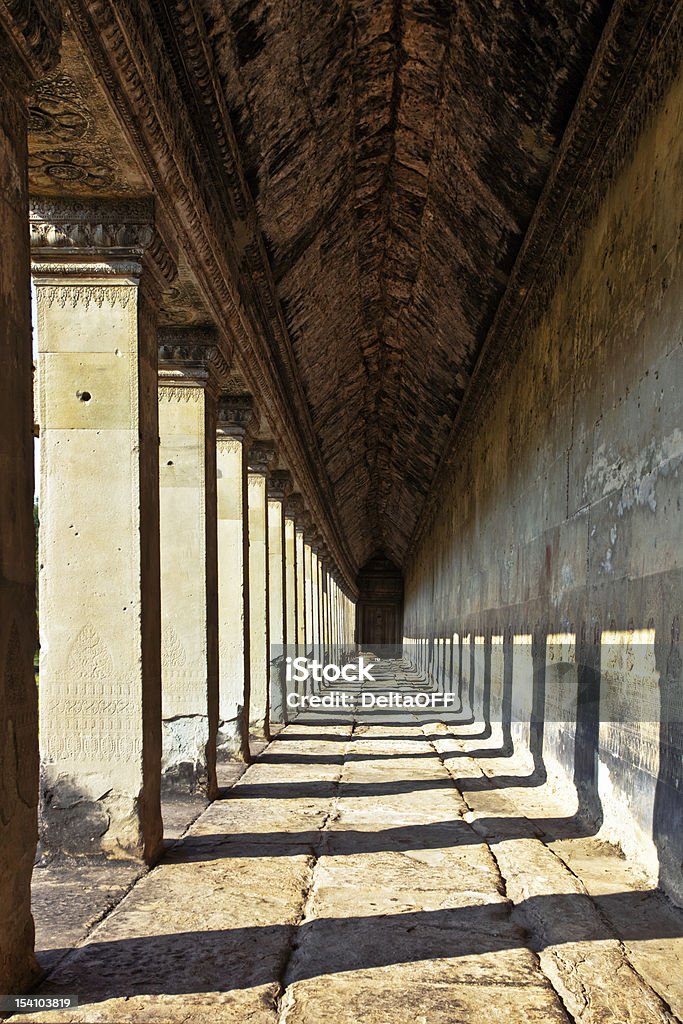 Antiga corredor em Angkor Wat - Foto de stock de Angkor royalty-free