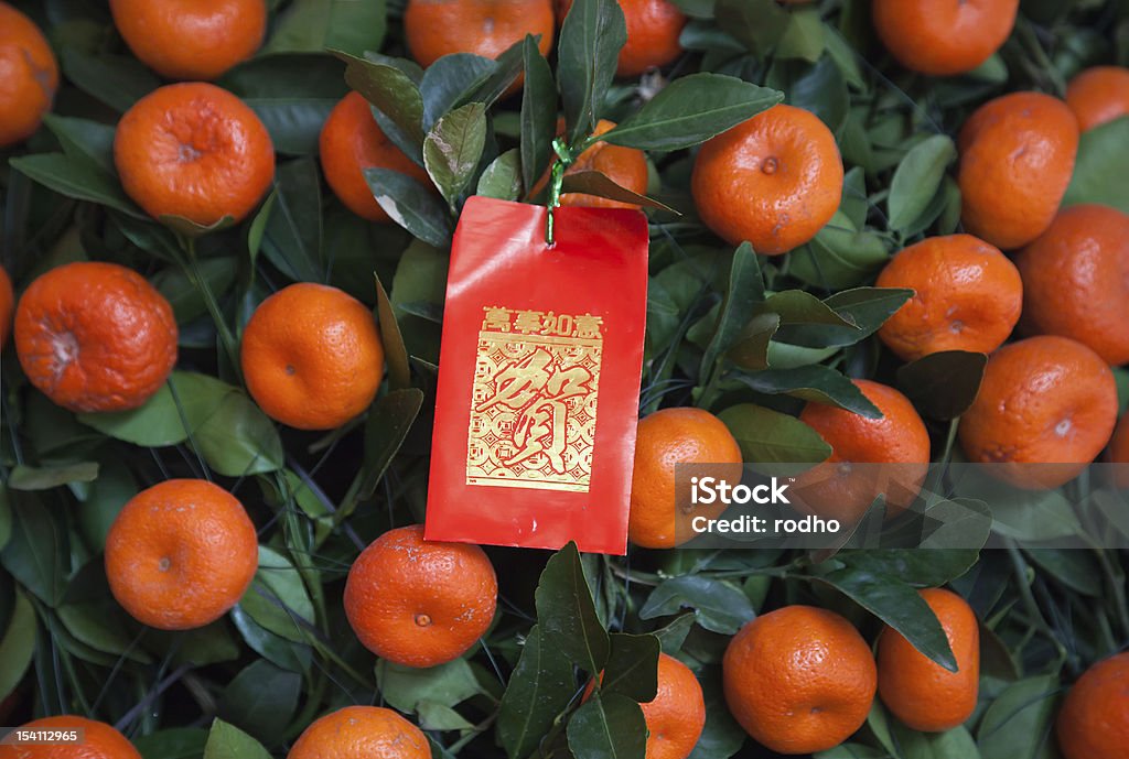 Nouvel an chinois, la décoration rouge de paquet sur tangerines - Photo de Mandarine libre de droits