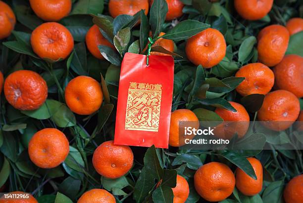 Photo libre de droit de Nouvel An Chinois La Décoration Rouge De Paquet Sur Tangerines banque d'images et plus d'images libres de droit de Mandarine