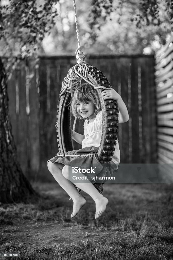 흑백 어린 소녀 타��이어 흔들리다 간단한 정장용 - 로열티 프리 놀기 스톡 사진