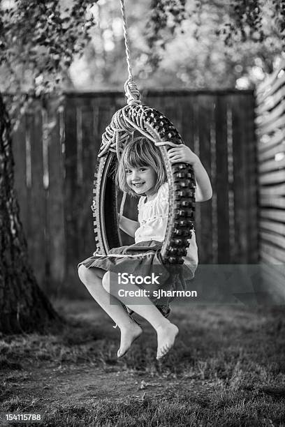 흑백 어린 소녀 타이어 흔들리다 간단한 정장용 놀기에 대한 스톡 사진 및 기타 이미지 - 놀기, 놀이, 아이