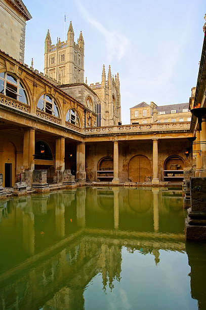 anciens thermes romains de bath, en angleterre, au crépuscule - bath england photos et images de collection