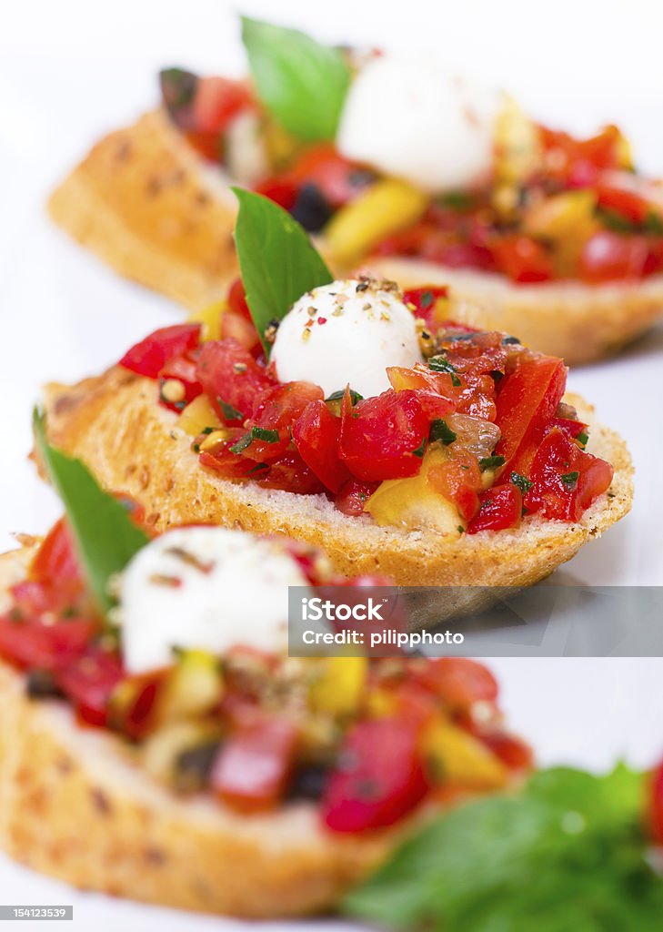 Bruschetta mit mozzarella - Lizenzfrei Basilikum Stock-Foto