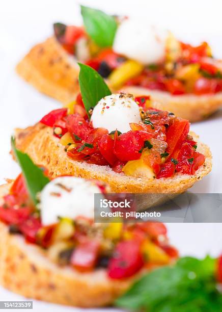 Bruschetta Mit Mozzarella Stockfoto und mehr Bilder von Basilikum - Basilikum, Brotsorte, Bruschetta