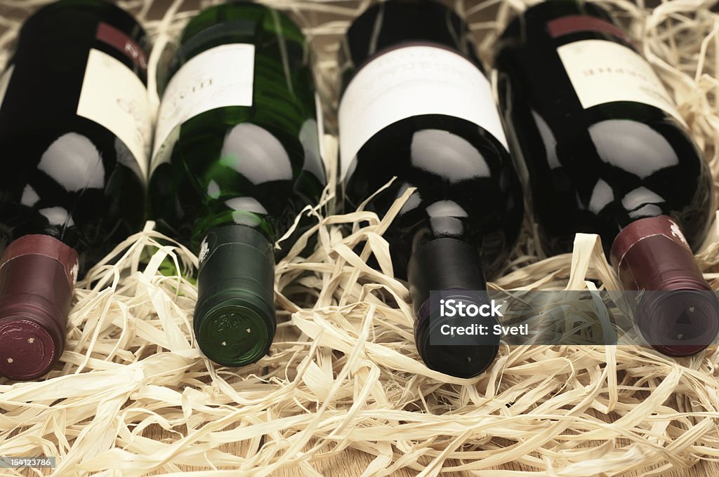 Botellas de vino en straw - Foto de stock de Acostado libre de derechos