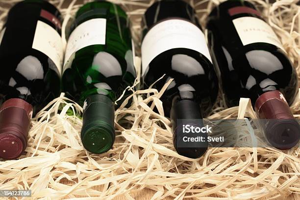 Botellas De Vino En Straw Foto de stock y más banco de imágenes de Acostado - Acostado, Bebida, Bebida alcohólica