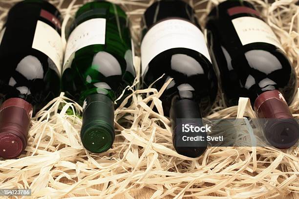 Garrafas De Vinho Em Palha - Fotografias de stock e mais imagens de Bebida - Bebida, Bebida Alcoólica, Castanho