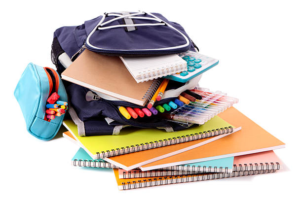 さまざまな学用品があふれる青いバックパック。 オレンジのバックパッ  クを備えた代替バージョン: