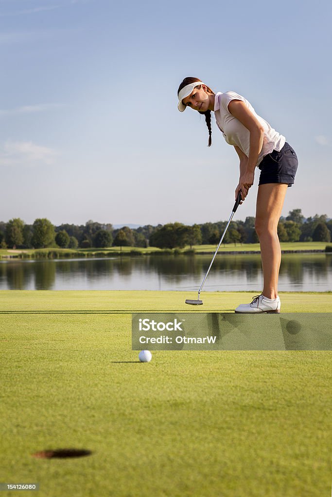 Menina com bola de golfe colocando em verde. - Foto de stock de Putting royalty-free