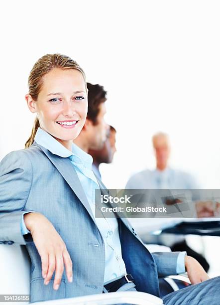 Geschäftsfrau Sitzen In Einem Meetingraum Stockfoto und mehr Bilder von Arbeitskollege - Arbeitskollege, Arbeitsstätten, Berufliche Beschäftigung