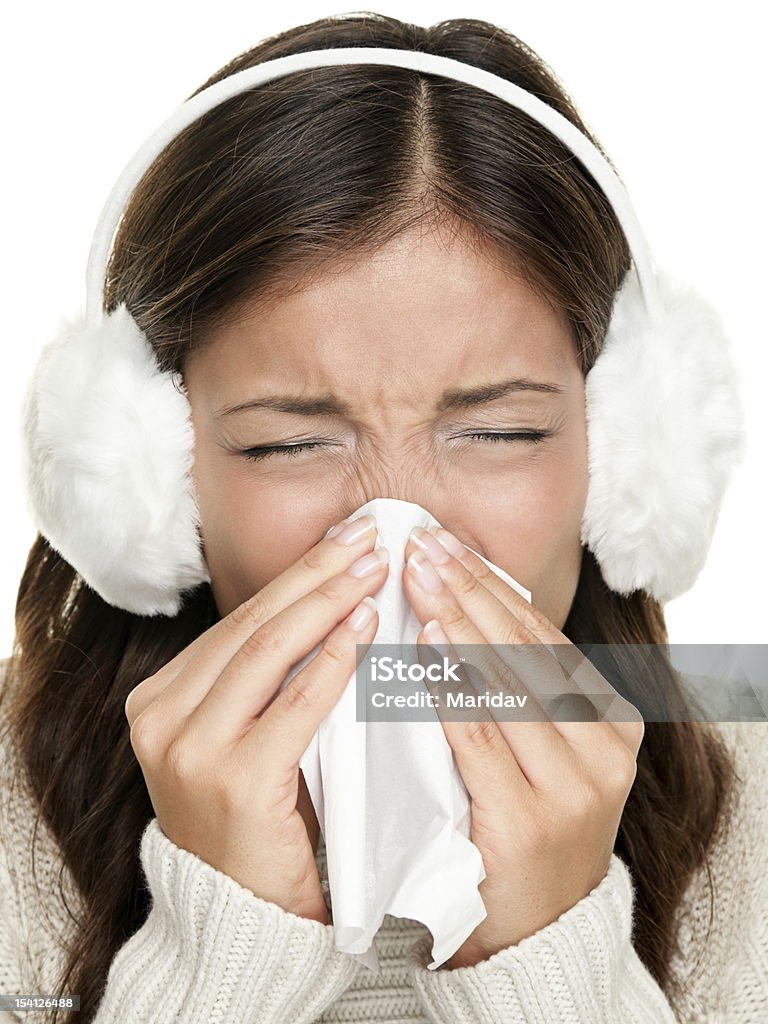 Grippe ou froid Éternuer femme - Photo de 20-24 ans libre de droits