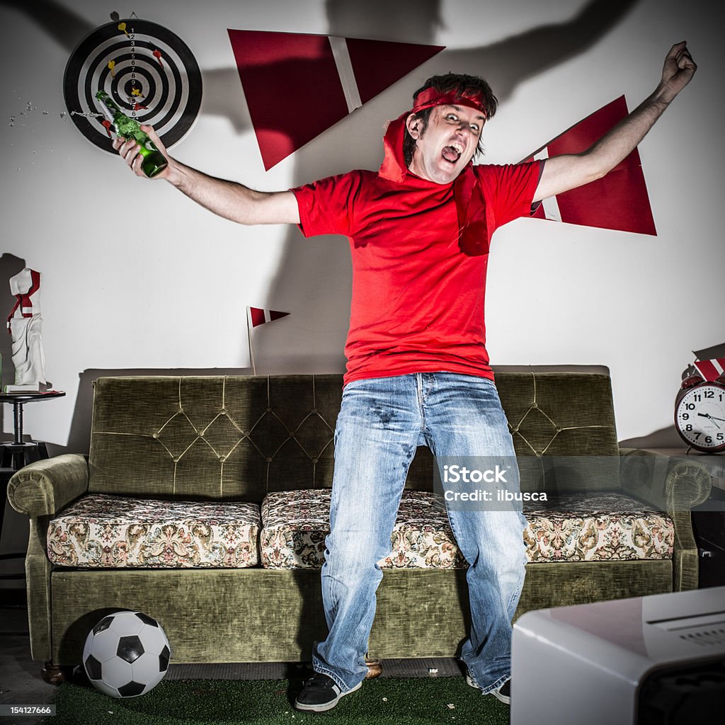 Молодой взрослый человек, смотреть футбол по телевизору. Цель! - Стоковые фото Футбол роялти-фри