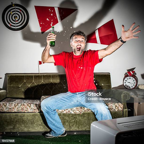 Junger Erwachsener Mann Sich Ein Fußballspiel Im Fernsehen Tor Stockfoto und mehr Bilder von Fan