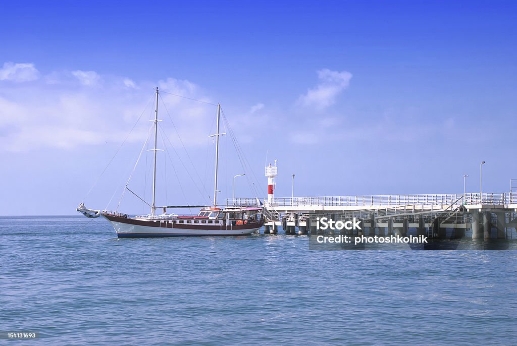 Frégate amarrés au quai - Photo de Bateau de voyageurs libre de droits