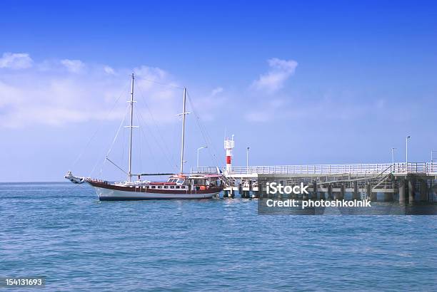 Foto de Frigate Ancorados Em Um Píer e mais fotos de stock de Atracado - Atracado, Azul, Barco a Motor