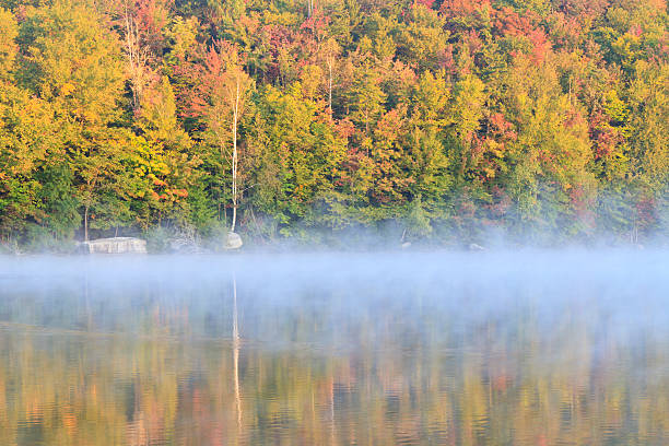 automne brouillard sur les adirondacks lac - adirondack mountains adirondack state park air landscape photos et images de collection