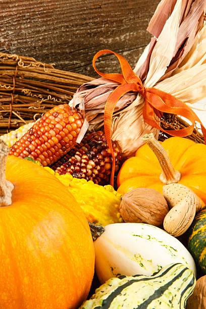 秋の収穫の装飾とカボチャ、ひょうたんとインドトウモロコシ ストックフォト