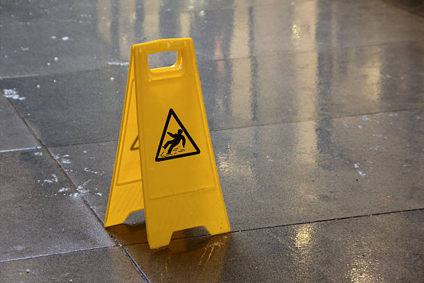 escorregadios quando estão molhados - slippery floor wet sign imagens e fotografias de stock