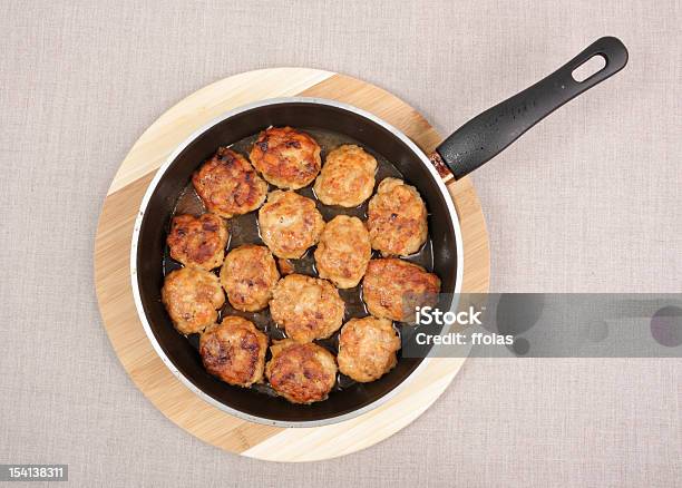 Kottlets Im Frying Pan Stockfoto und mehr Bilder von Bratpfanne - Bratpfanne, Huhn - Geflügel, Huhn - Geflügelfleisch