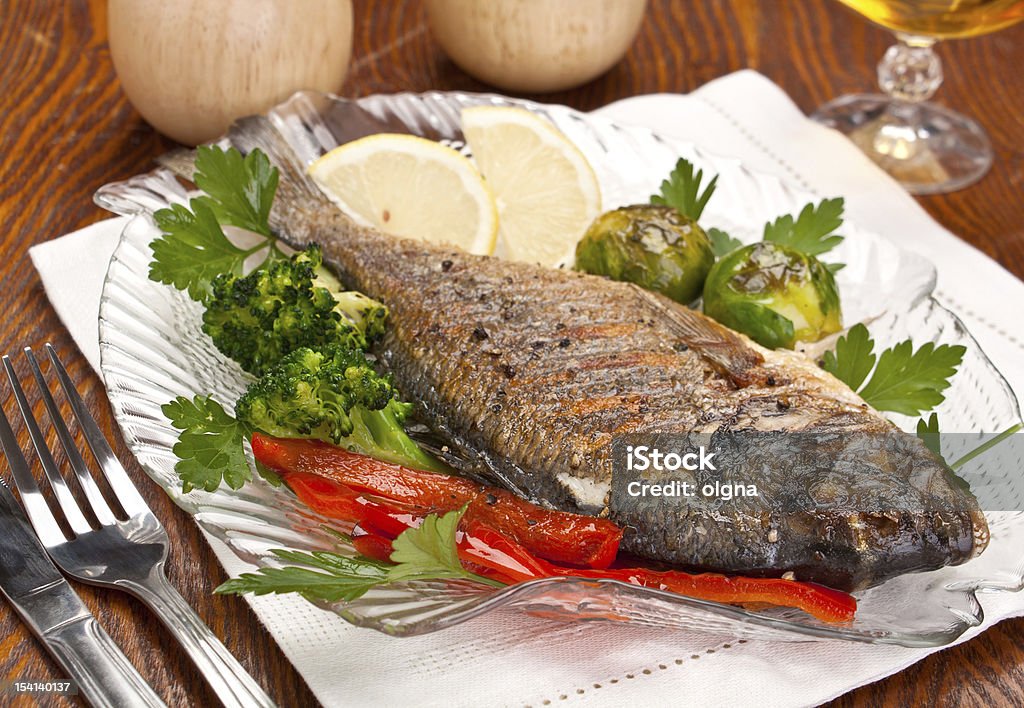 Dorado grelhado em um prato - Foto de stock de Alimentação Saudável royalty-free