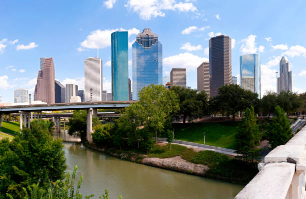 skyline di houston-buffalo bayou bridge - buffalo bayou foto e immagini stock