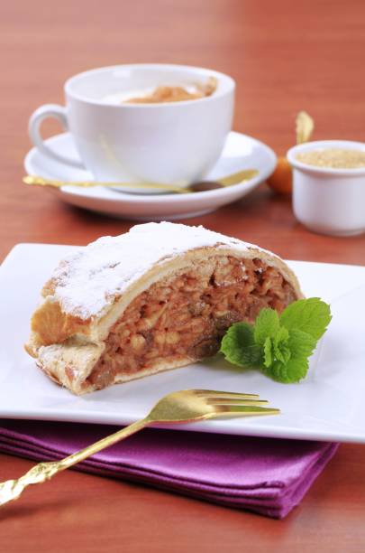 strudel di mele - stroodle foto e immagini stock