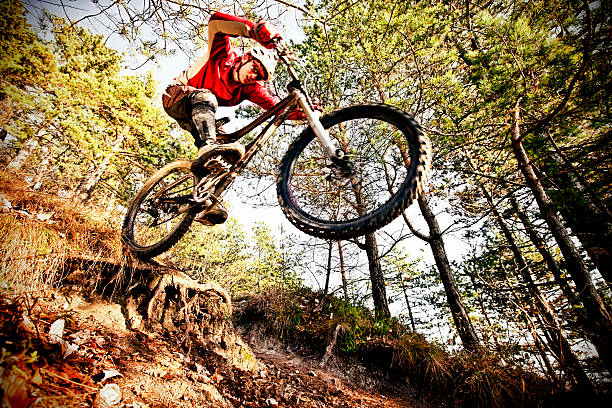 экстремальные mountainbiker на крутой трейл - mountain biking extreme sports cycling bicycle стоковые фото и изображения