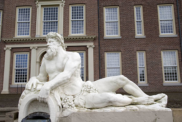 statua al royal dutch palazzo di het paleis loo” - apeldoorn foto e immagini stock