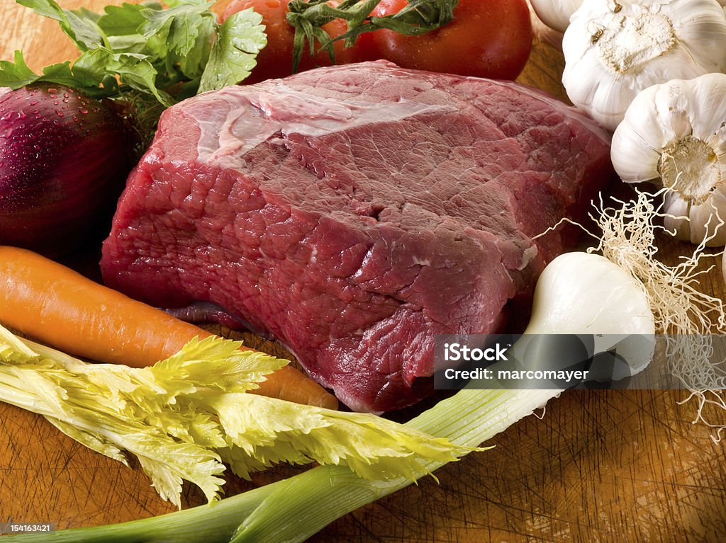 Carne com legumes ingredientes sobre uma tábua de cortar - Foto de stock de Aipo royalty-free