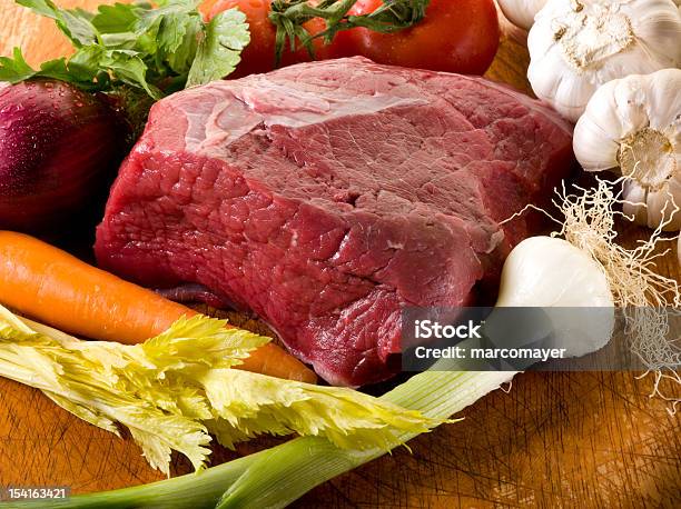 Foto de Carne Com Legumes Ingredientes Sobre Uma Tábua De Cortar e mais fotos de stock de Aipo