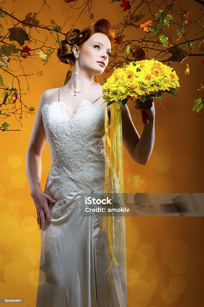 Pelirrojo hermosa novia con un ramo de flores - Foto de stock de Accesorio personal libre de derechos